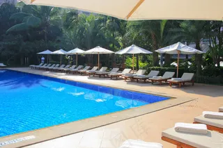 泳池旁的躺椅遮阳伞