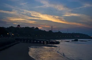 夕阳下的鼓浪屿海滩图片