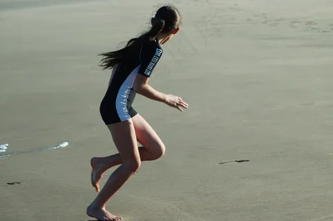 海滩上的小女孩图片