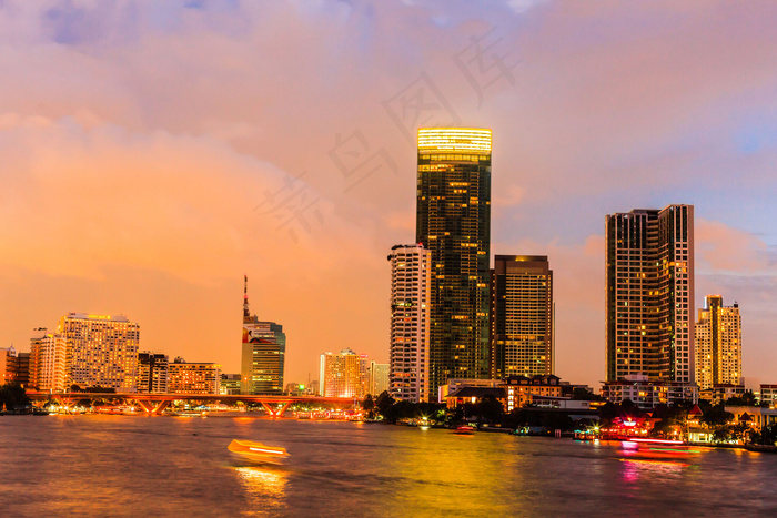 灯火辉煌的海边城市夜景