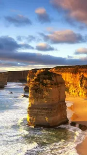 大海边的山高清摄影图片