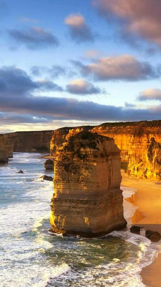 大海边的山高清摄影图片