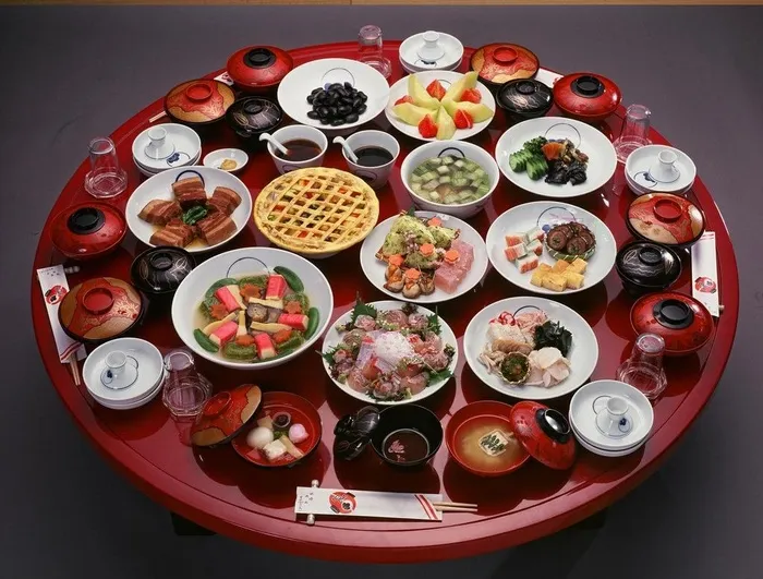 日本 圆台 丰富桌菜图片