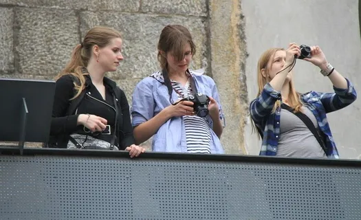 国外女人旅游照相图片