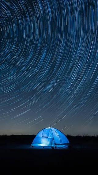 延时拍摄星空下的露营帐篷高清摄影图片