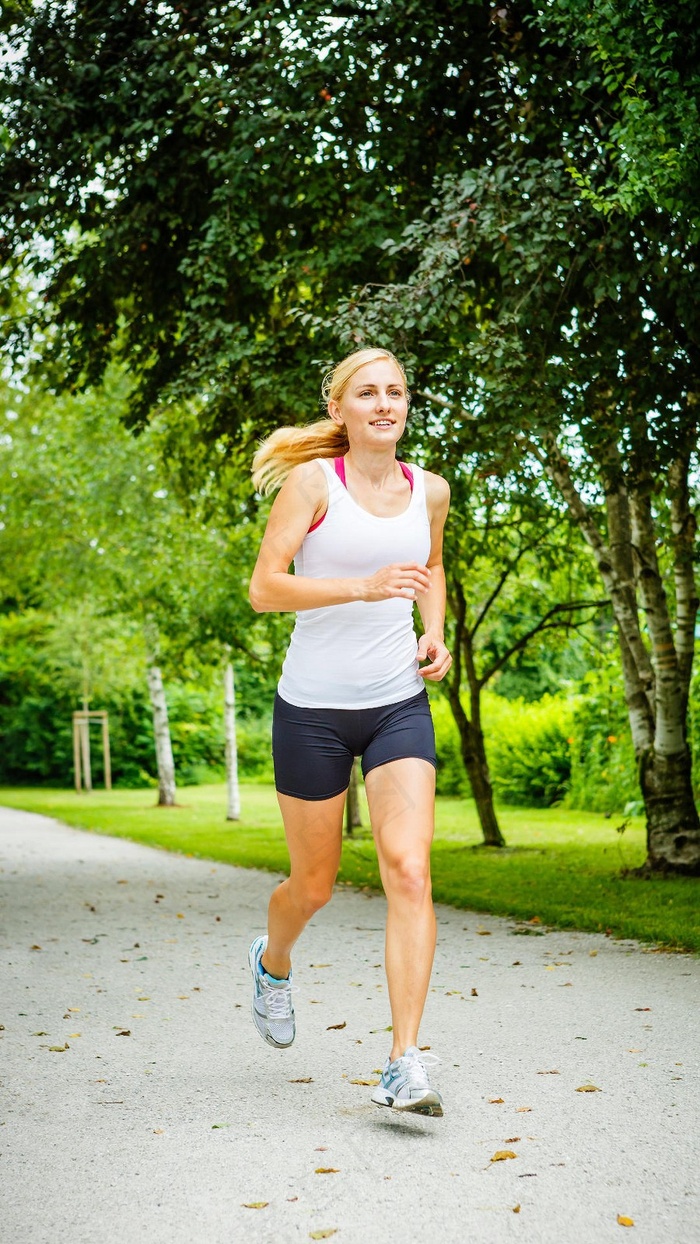 跑步运动的女孩高清图片