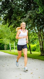 跑步运动的女孩高清图片