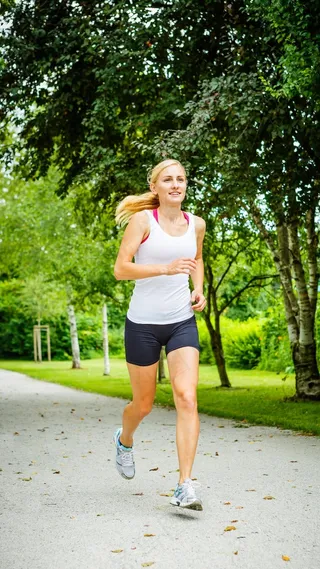 跑步运动的女孩高清图片
