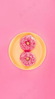 黄色盘子上的甜甜圈高清摄影图片