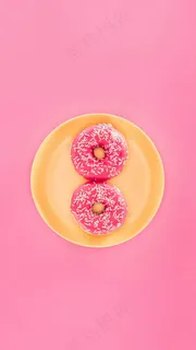 黄色盘子上的甜甜圈高清摄影图片