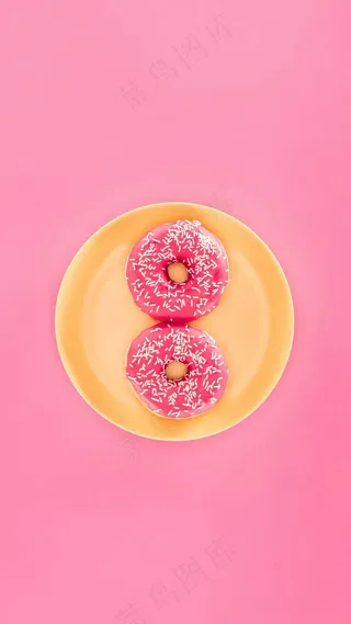 黄色盘子上的甜甜圈高清摄影图片