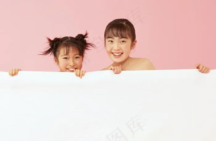 毛巾被后边的两个快乐小女孩图片