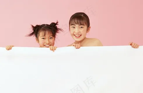 毛巾被后边的两个快乐小女孩图片 毛巾被后边的两个快乐小女孩图片
