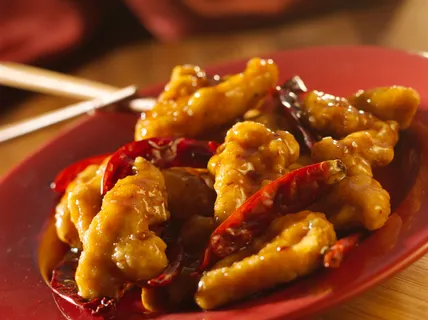 盘子里的美味炒菜 盘子里的美味炒菜