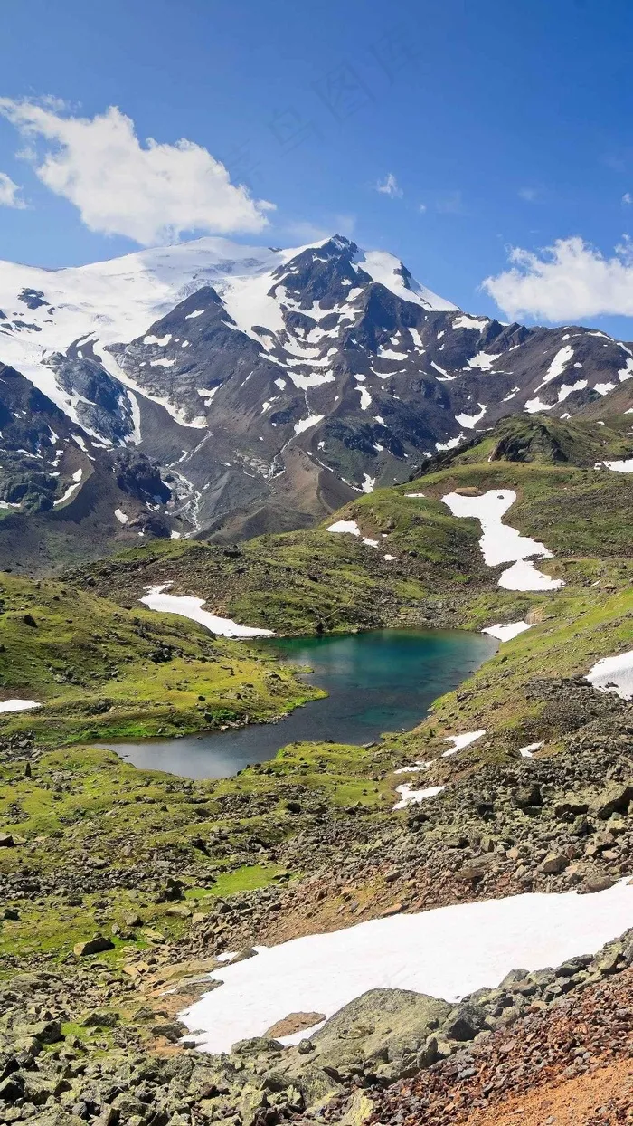 雪山下的湖泊高清摄影图片
