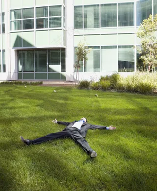 躺在草地上的男人图片