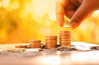 手拿储钱罐金币货币 理财保障商务金融财富增长主题