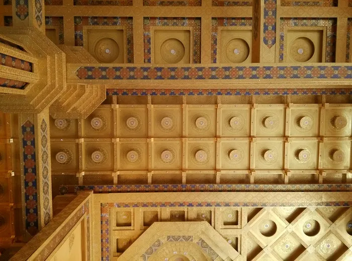 大雄宝殿吊顶仰视图片