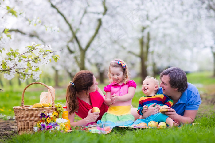 户外野餐烧烤游玩家庭朋友聚餐图片