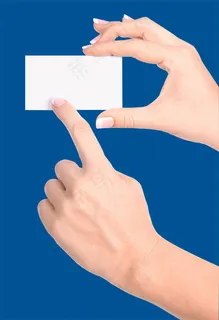 手拿空白名片PSD图片 手拿空白名片PSD图片