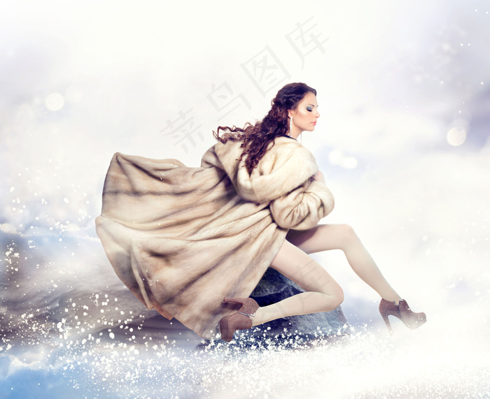 穿着皮草坐着的美女图片