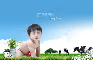 草地上趴着的婴儿