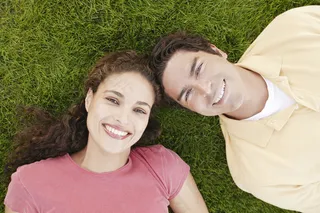 躺在草地上的夫妻图片