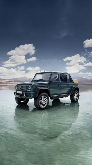 停在湖面上的越野车高清摄影图片