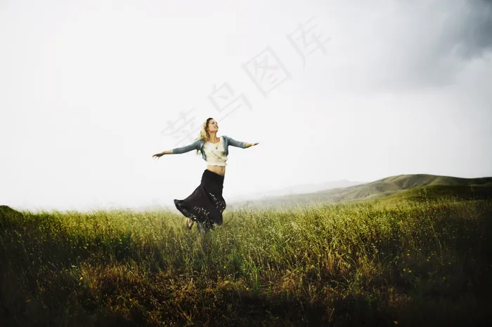 草地上的女孩图片