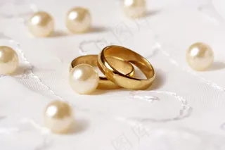 珍珠与黄金戒指背景图片