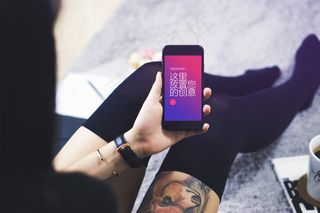 手持苹果手机iPhone7亮黑色样...