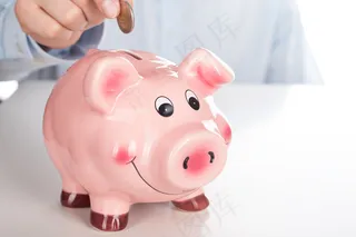 手拿储钱罐金币货币 理财保障商务金融财富增长主题