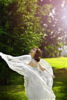 草地上舞动裙子的新人图片