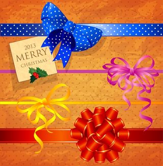 一套圣诞红黄蓝和粉红丝带