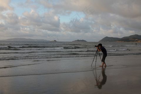 海滩等待日出图片