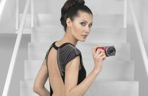 手持相机的女模特图片 手持相机的女模特图片