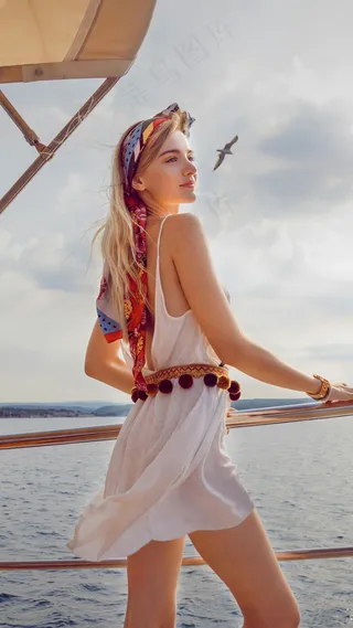 在船上看风景的外国美女高清摄影图片