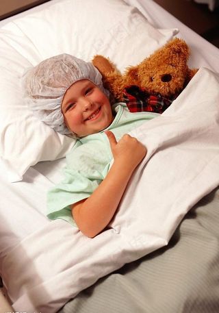 病床上的儿童图片