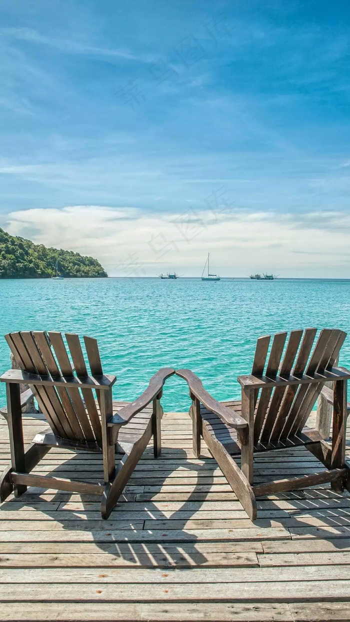 海岸上的休闲椅高清摄影图片