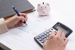 手拿储钱罐金币货币 理财保障商务金融财富增长主题