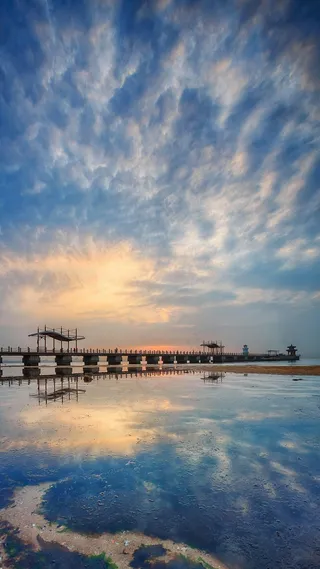 夕阳下大海上的桥高清摄影图片