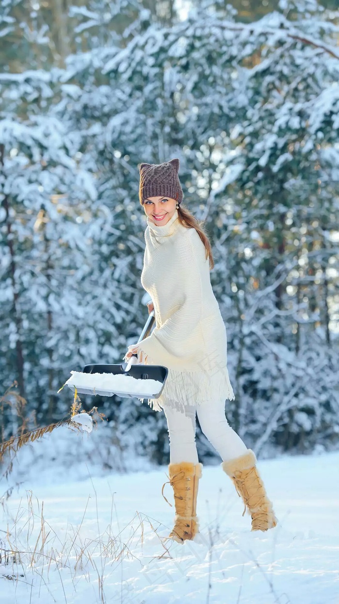 铲雪的外国美女高清摄影图片