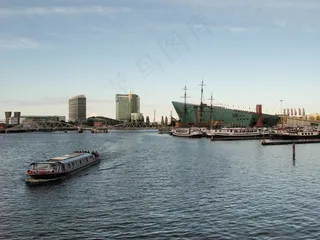 大海上的轮船和建筑