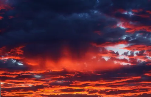 在多云的夜晚的天空背景的日落 在多云的夜晚的天空背景的日落