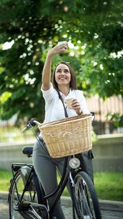 骑自行车的外国美女高清摄影图片