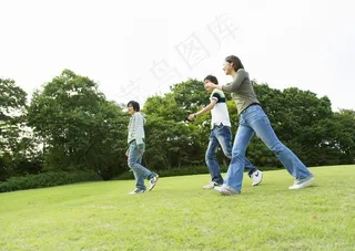 草地上的男生女生图片