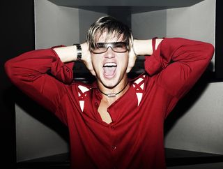 捂着耳朵大叫的男人