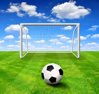 草坪上的足球图片