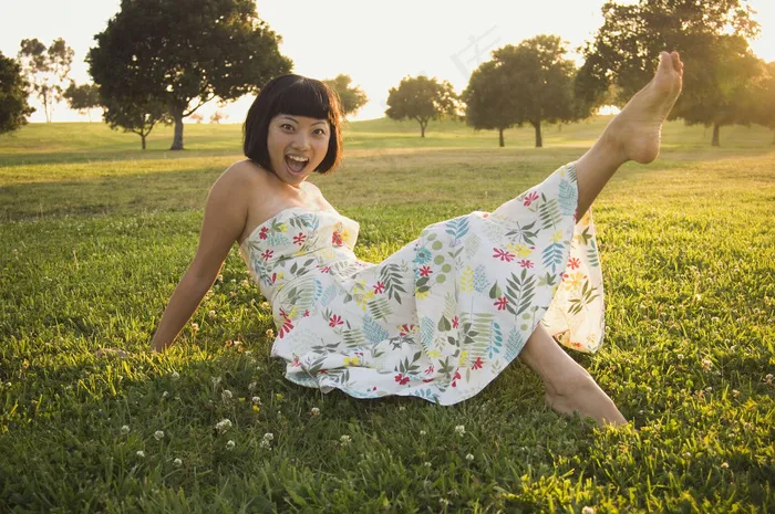 躺在草地上的夏日美女图片