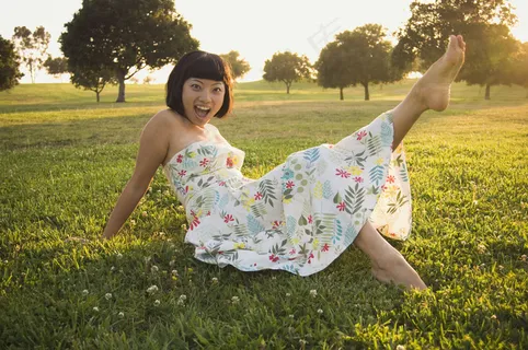 躺在草地上的夏日美女图片 躺在草地上的夏日美女图片